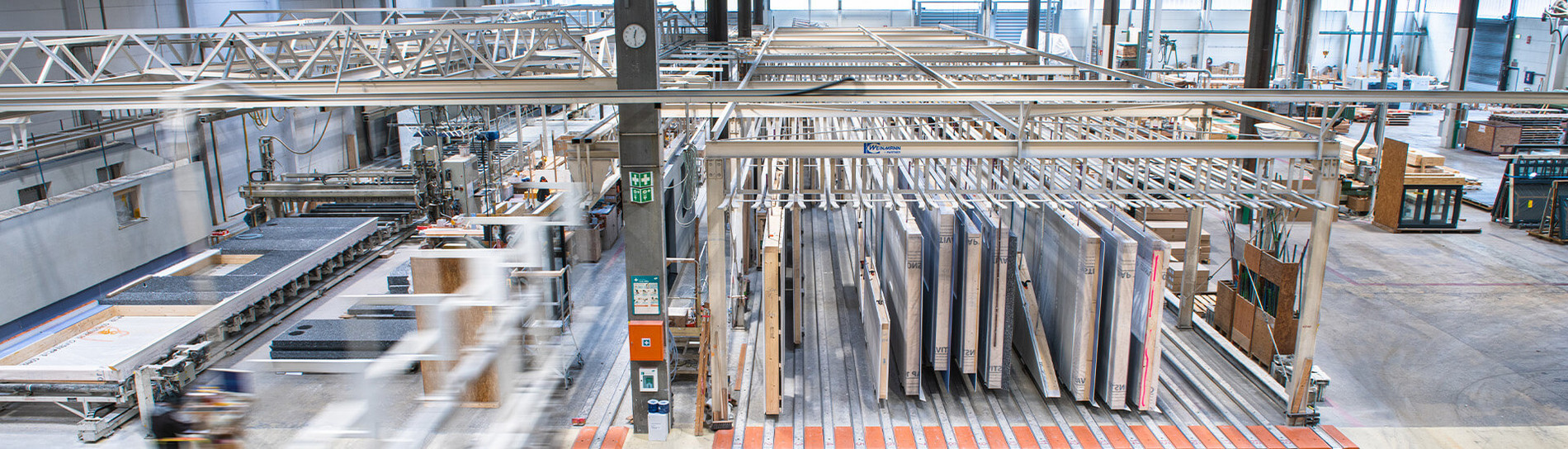 Großer Lagerraum mit aufgestellten Fertigwänden